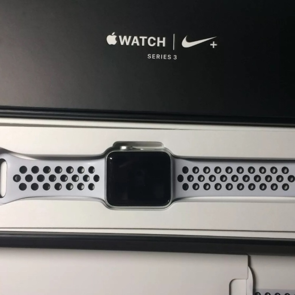 Apple Watch Series 3 Silver Aluminum 38mm GPS - Picture 2 of 8